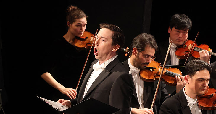 Tenor Jonas Hacker - Auftritt beim 28. BMW Advents- Benefizkonzertim Cuvilli&eacute;theater am 6.12.2023 (&copy;Foto: Martin Schmitz)